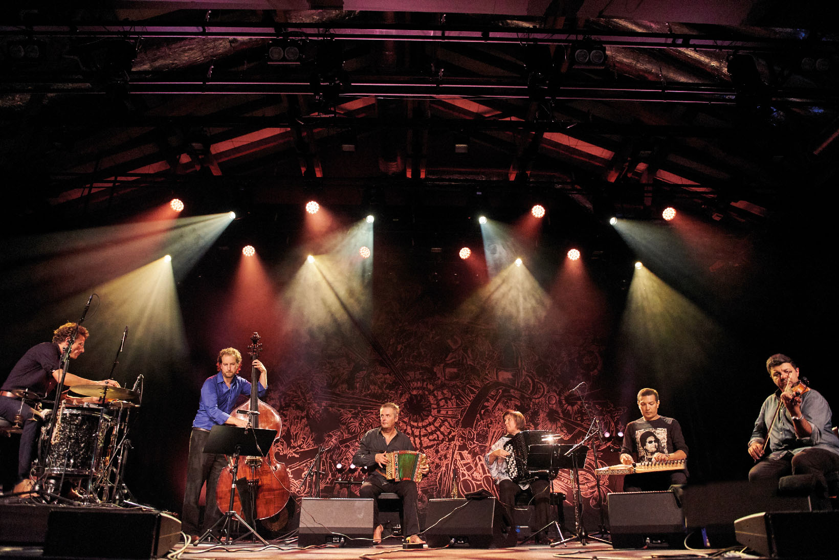 Alafekra live at Jazzfestival Willisau Oriental Fusion Jazz Albin Brun Patricia Draeger Yamen Abdallah Mahmoud Dessouki Amr Darwish Saemi Baur Baenz Oester Licht Bühne Wandbild Formation band playing Schwyzerörgeli Qanun violin percussion double bass accordeon Geige Kontrabass Perkussion Akkordeon